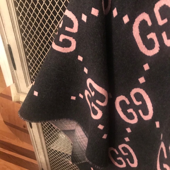 Gucci Black and Pink GG Cape - Picture 16 of 16